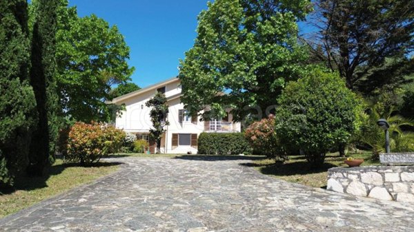 casa indipendente in vendita a Cervaro