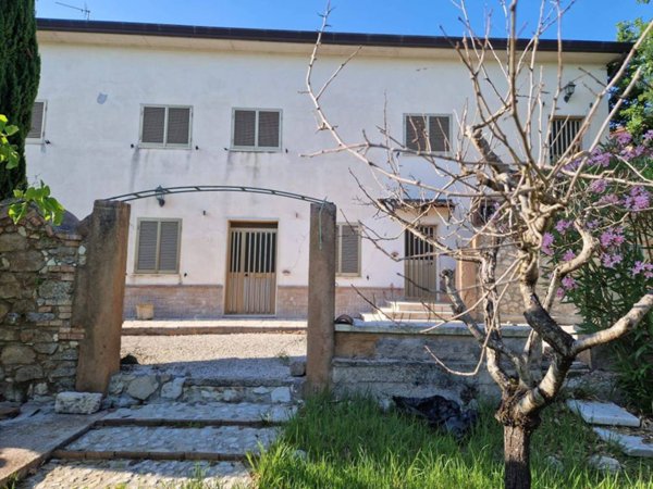 casa indipendente in vendita a Cervaro