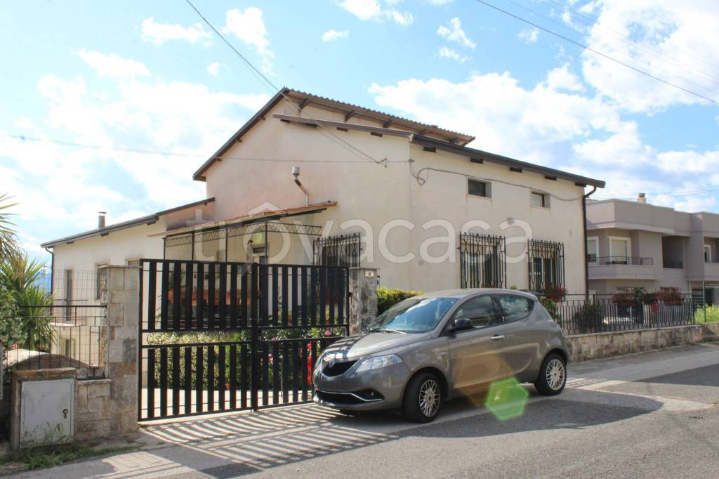 casa indipendente in vendita a Cervaro