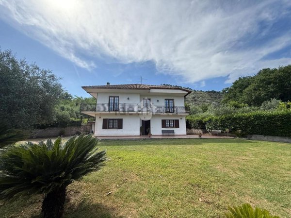 casa indipendente in vendita a Cervaro