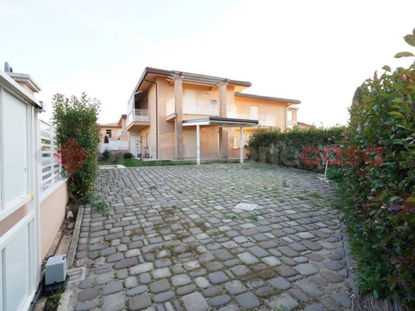 casa indipendente in vendita a Cervaro