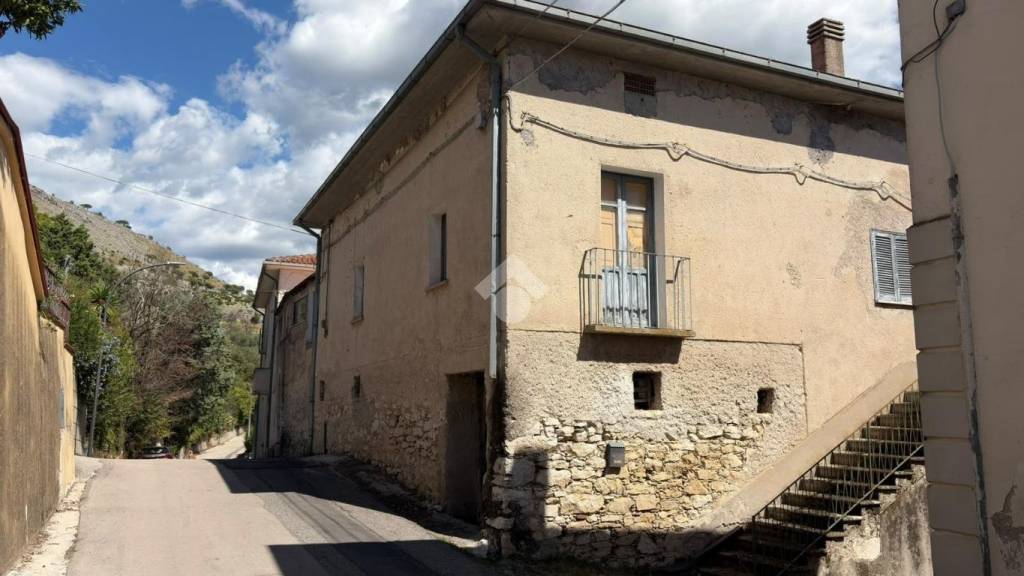 casa indipendente in vendita a Cervaro