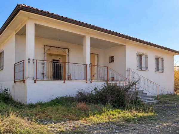 casa indipendente in vendita a Cervaro