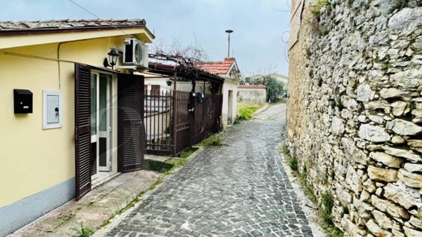 casa indipendente in vendita a Colfelice in zona Villafelice