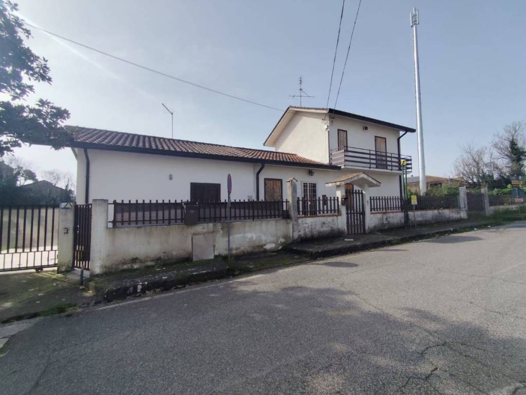 casa indipendente in vendita a Colfelice in zona Coldragone