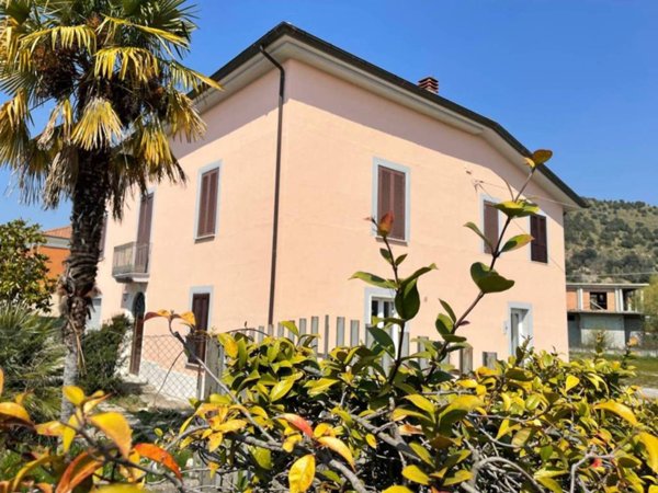 casa indipendente in vendita a Colfelice in zona Villafelice