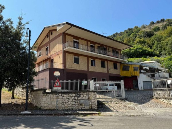 casa indipendente in vendita a Colle San Magno