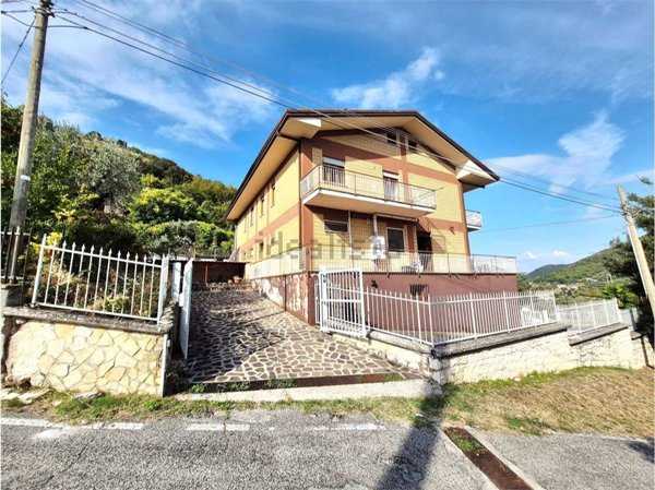 casa indipendente in vendita a Colle San Magno