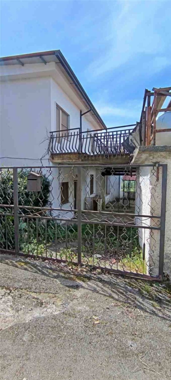 casa indipendente in vendita ad Esperia in zona Monticelli