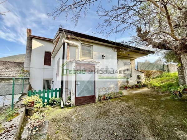 appartamento in vendita ad Esperia in zona Monticelli