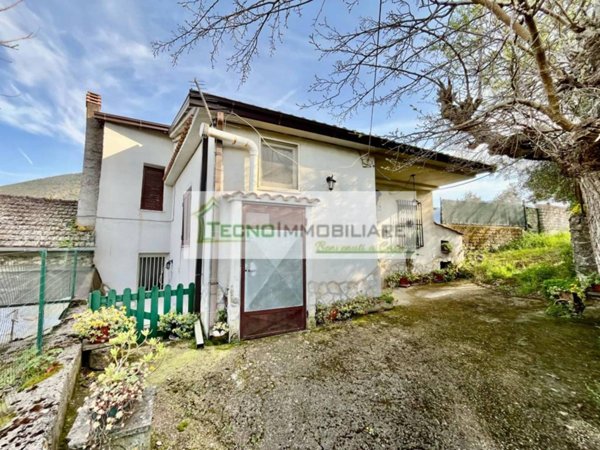 casa indipendente in vendita ad Esperia in zona Monticelli