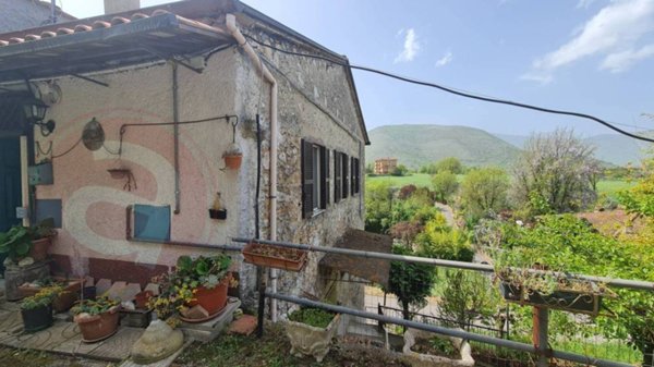 casa indipendente in vendita ad Esperia in zona Monticelli