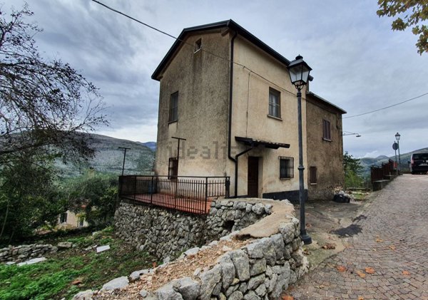 appartamento in vendita ad Esperia in zona Monticelli