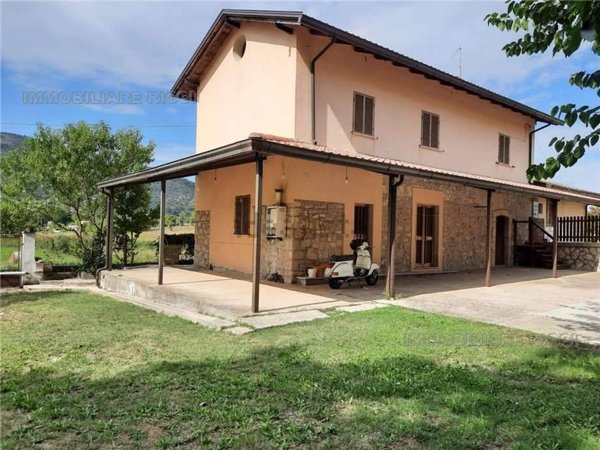 casa indipendente in vendita ad Esperia in zona Monticelli