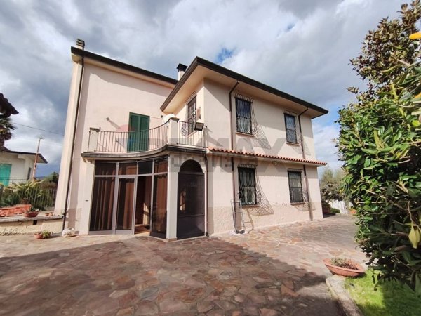 casa indipendente in vendita ad Esperia in zona Monticelli