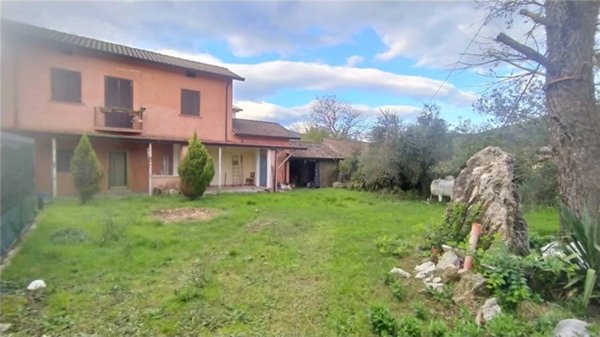 casa indipendente in vendita ad Esperia in zona Monticelli