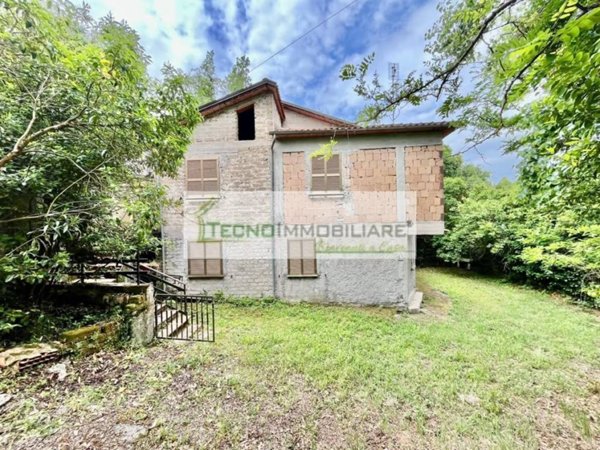 casa indipendente in vendita ad Esperia in zona Monticelli