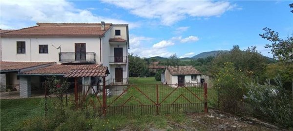 casa indipendente in vendita ad Esperia in zona Monticelli
