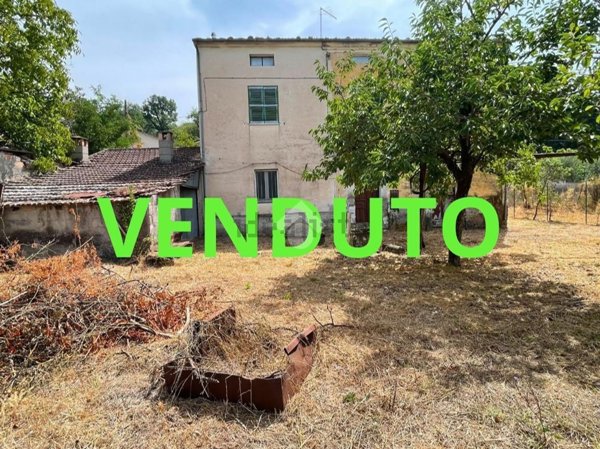 casa indipendente in vendita ad Esperia in zona Monticelli