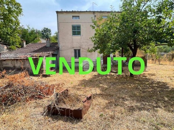 casa indipendente in vendita ad Esperia in zona Monticelli