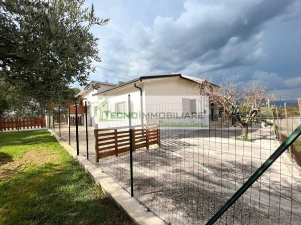 casa indipendente in vendita ad Esperia in zona Monticelli