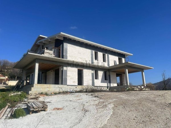 casa indipendente in vendita a Ferentino