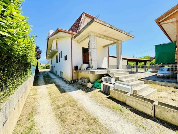 casa indipendente in vendita a Frosinone