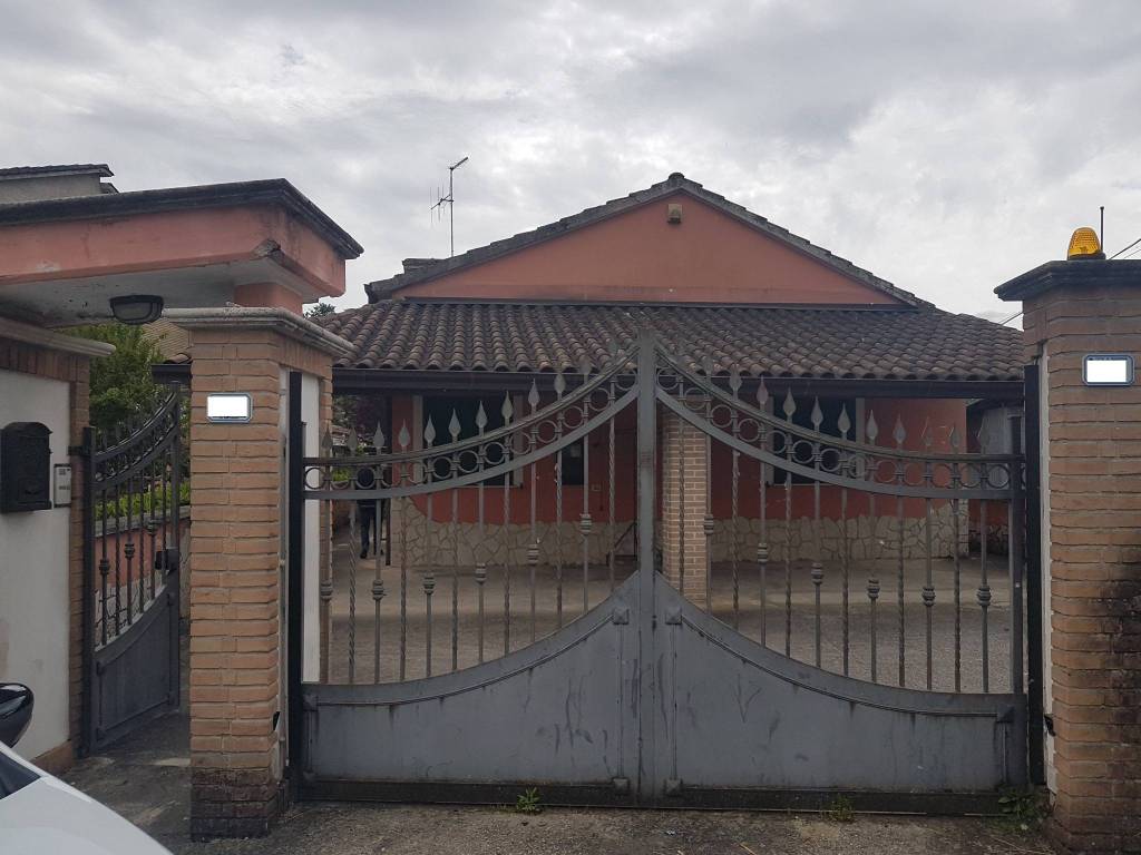 casa indipendente in vendita a Frosinone in zona Le Rase
