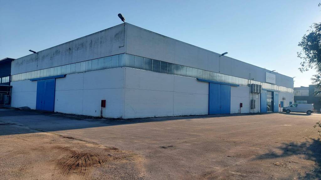 locale commerciale in vendita a Frosinone