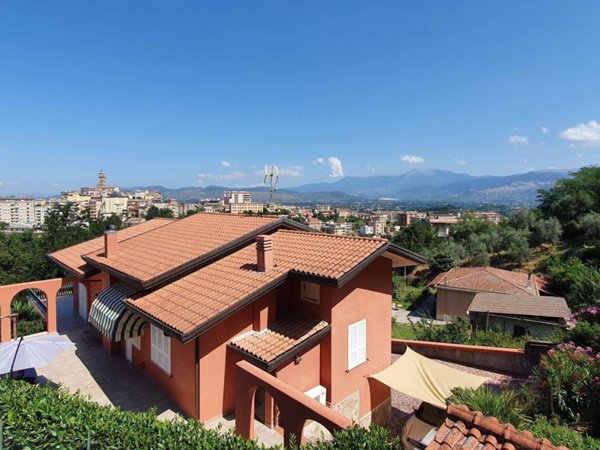 casa indipendente in vendita a Frosinone