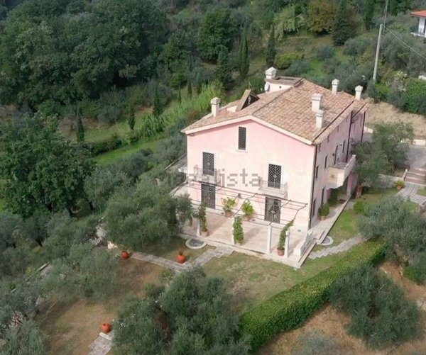 casa indipendente in vendita a Frosinone