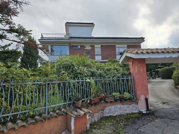 casa indipendente in vendita a Frosinone