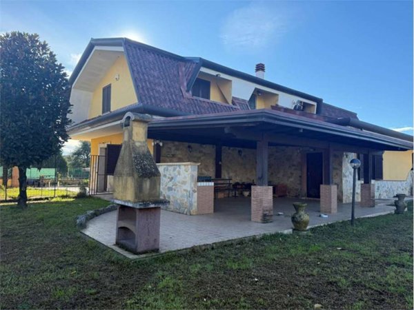 casa indipendente in vendita a Frosinone