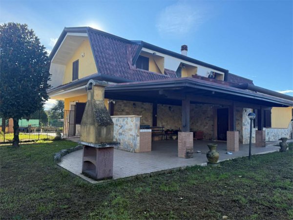 casa indipendente in vendita a Frosinone