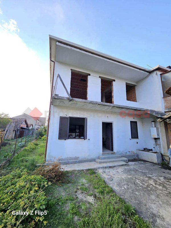 casa indipendente in vendita a Frosinone