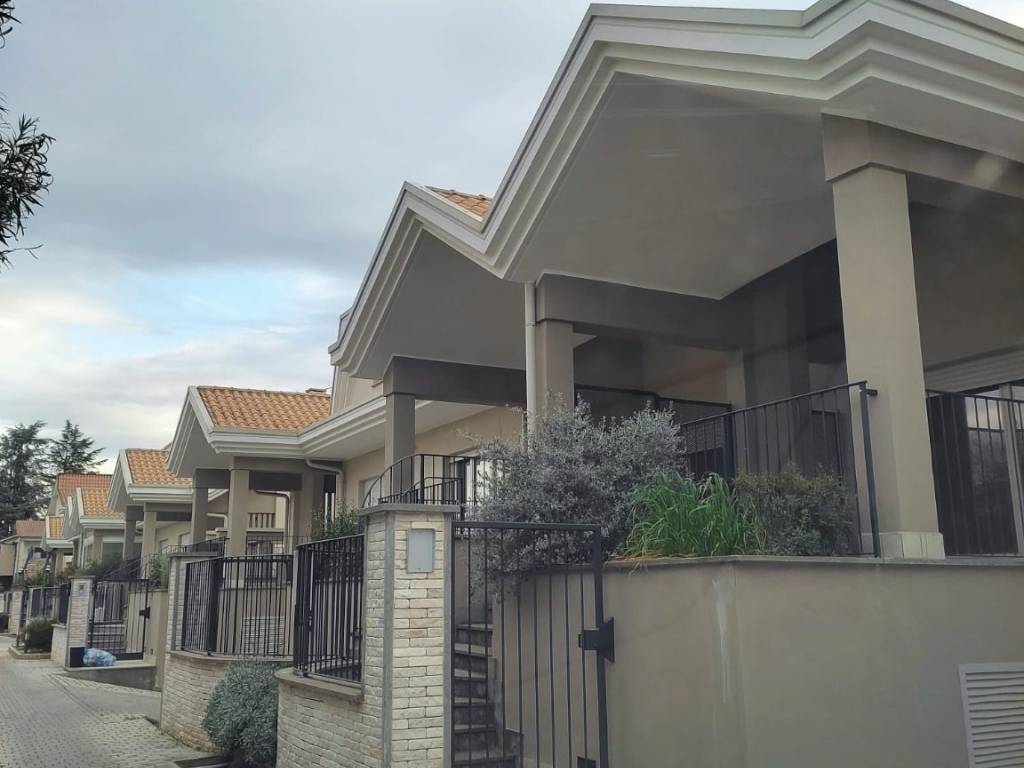 casa indipendente in vendita a Frosinone