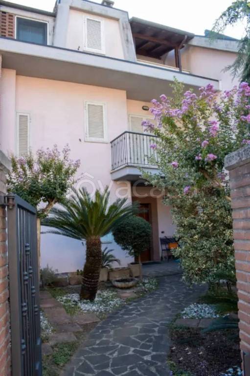 casa indipendente in vendita a Frosinone