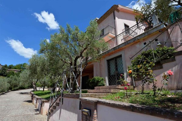 casa indipendente in vendita a Frosinone