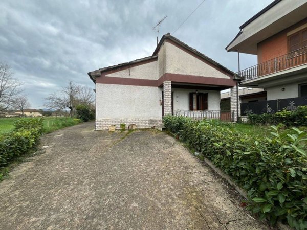 casa indipendente in vendita a Frosinone in zona Le Rase