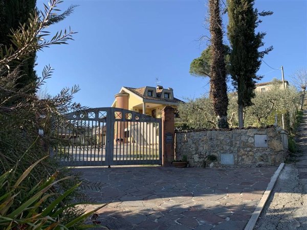 casa indipendente in vendita a Frosinone