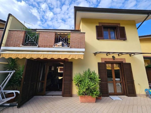 casa indipendente in vendita a Frosinone