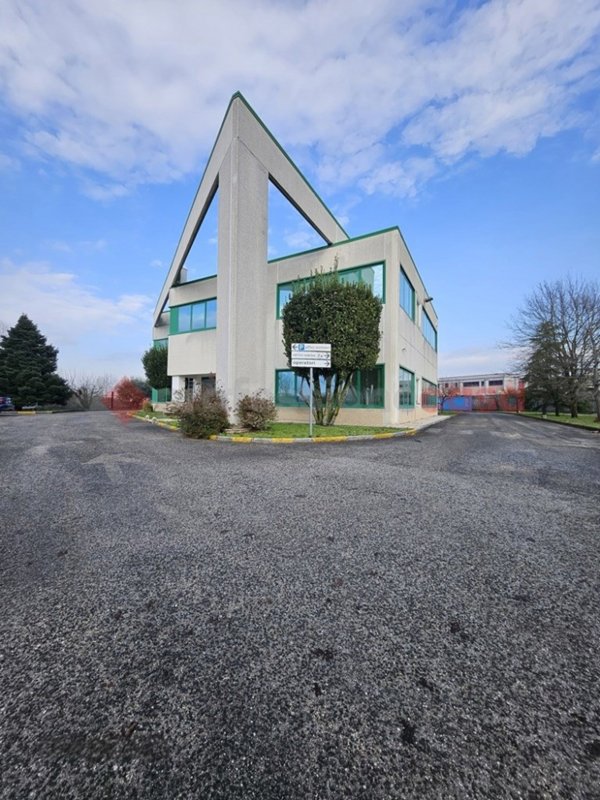 locale commerciale in vendita a Frosinone