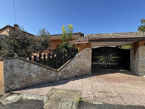 casa indipendente in vendita a Frosinone in zona Le Rase