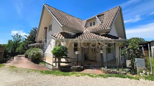 casa indipendente in vendita a Frosinone in zona Le Rase