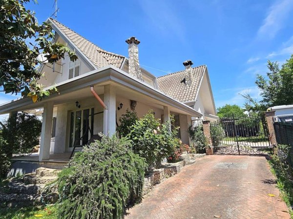 casa indipendente in vendita a Frosinone in zona Le Rase