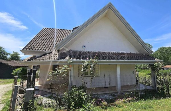 casa indipendente in vendita a Frosinone in zona Le Rase