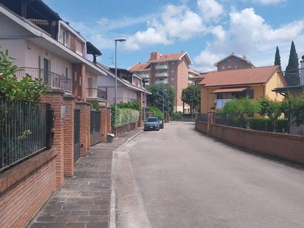 casa indipendente in vendita a Frosinone
