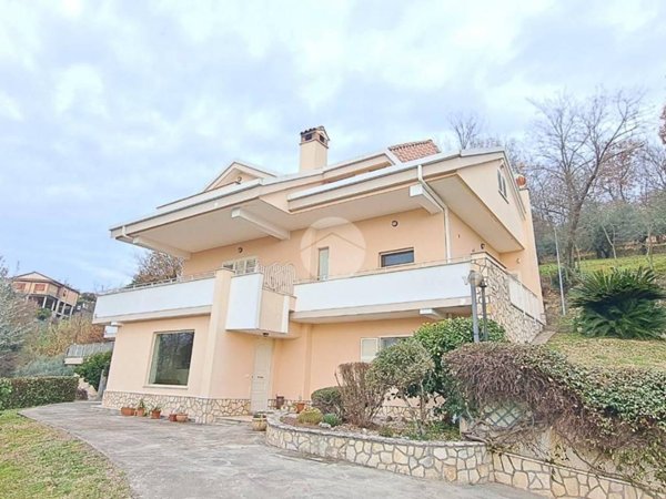 casa indipendente in vendita a Frosinone in zona Le Rase