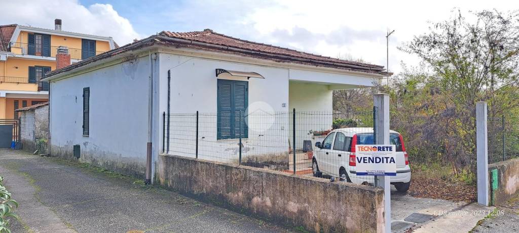 casa indipendente in vendita a Frosinone