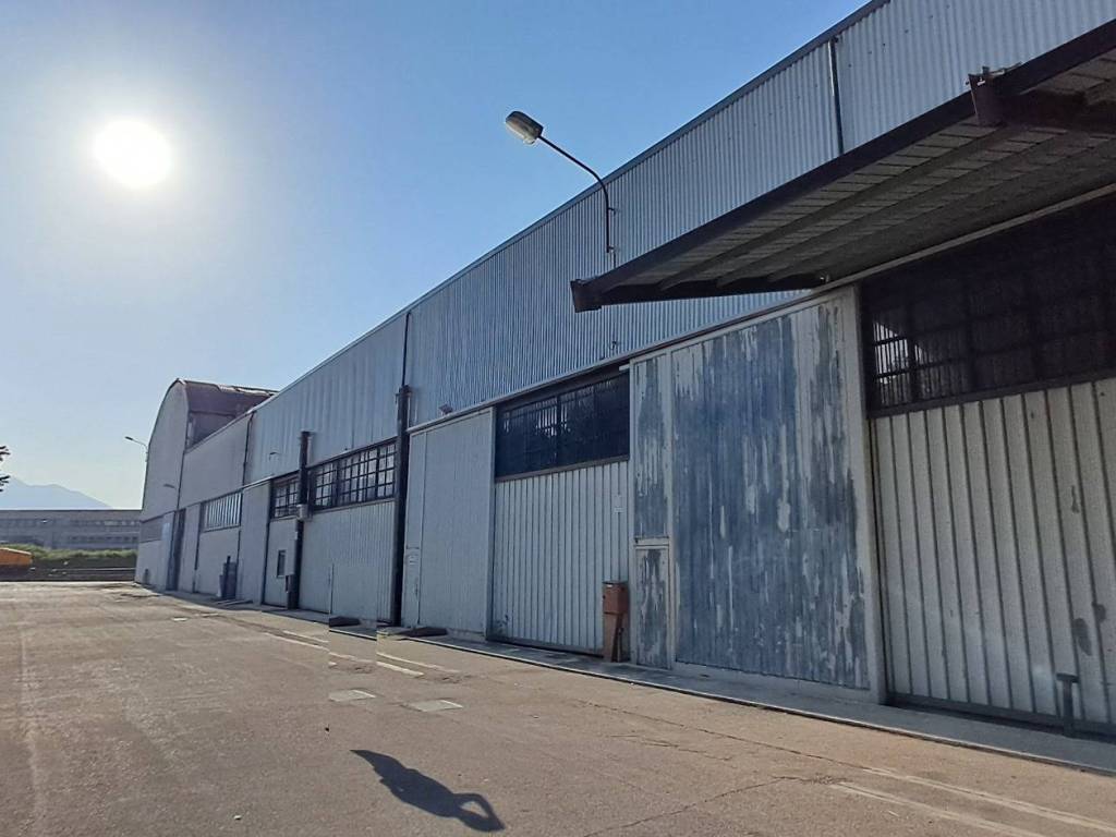 locale commerciale in vendita a Frosinone in zona Fontana Grande